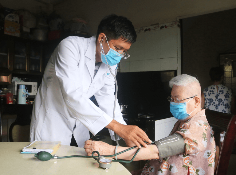 Bác sĩ thăm khám bệnh tại nhà
