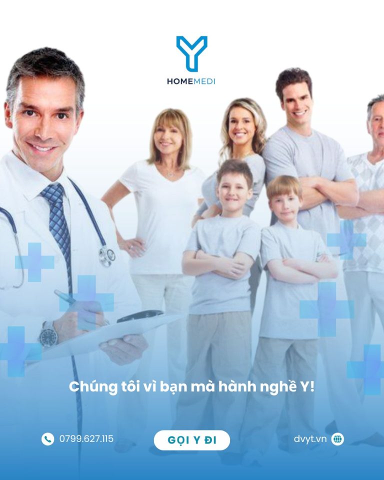Hình ảnh bác sĩ chuyên khoa của HomeMedi cùng nụ cười rạng rỡ của gia đình nhiều thế hệ, thể hiện sự an tâm và tin cậy khi sử dụng dịch vụ y tế tại nhà.