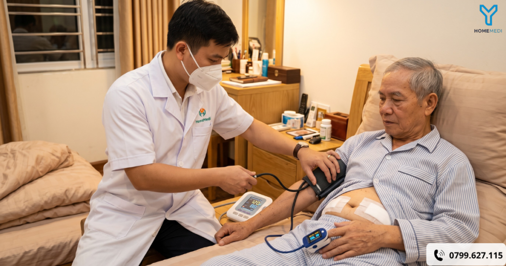 Cận cảnh Bác sĩ HomeMedi đang đo huyết áp và kiểm tra nồng độ Oxy trong máu (SpO2) cho bệnh nhân mới mổ tại phòng ngủ ấm cúng.