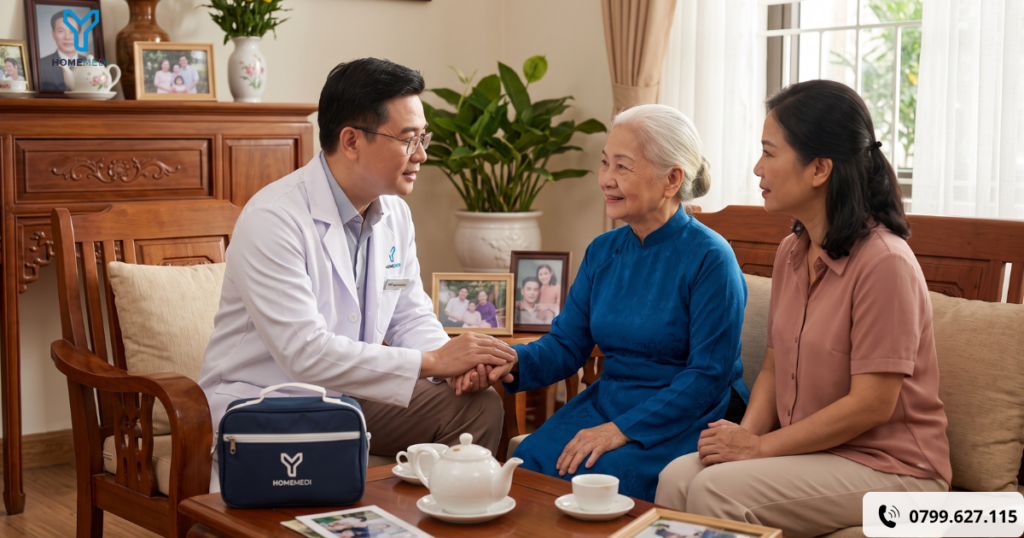 Bác sĩ gia đình HomeMedi đang ngồi trò chuyện ấm áp, lắng nghe những tâm tư của bệnh nhân lớn tuổi và người thân ngay tại phòng khách gia đình.