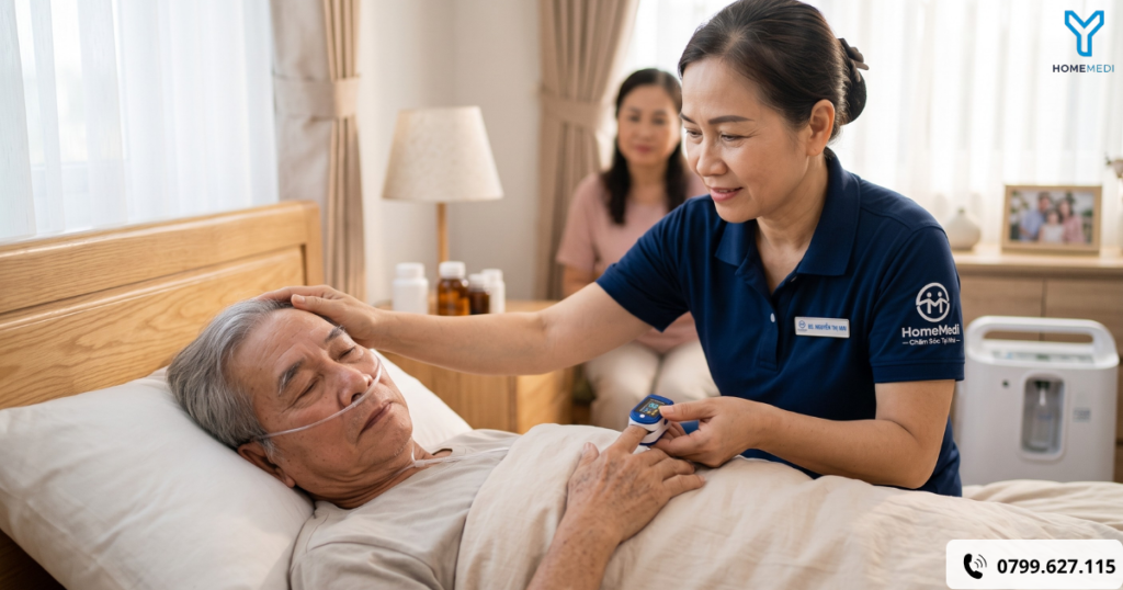ận cảnh Bác sĩ gia đình HomeMedi đang tỉ mỉ kiểm tra nồng độ Oxy và nhẹ nhàng vuốt tóc