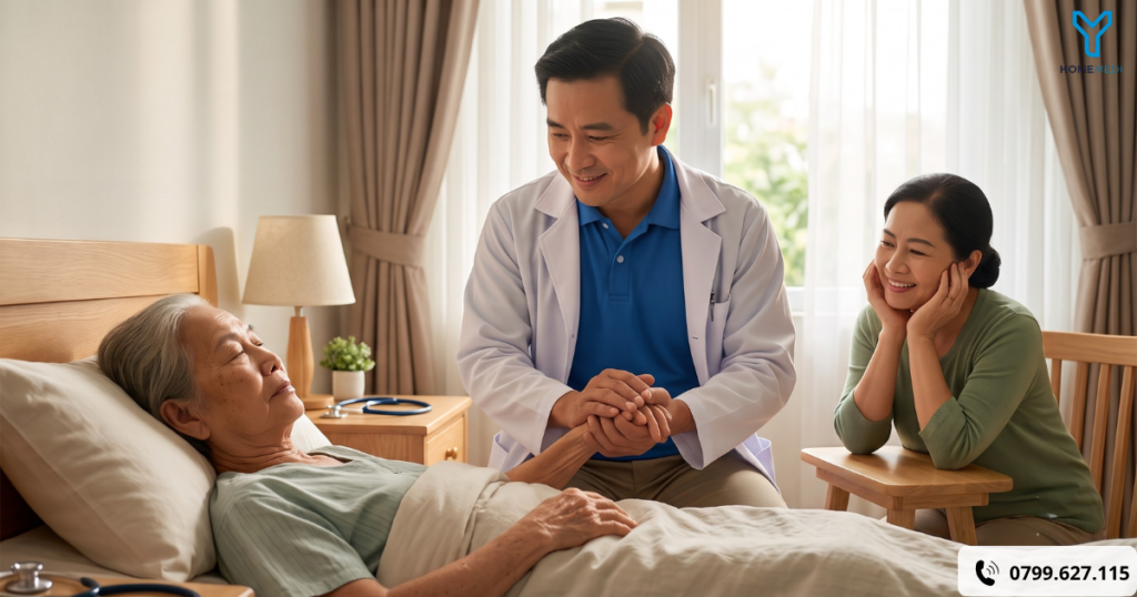 Bác sĩ gia đình HomeMedi đang ân cần nắm tay an ủi bệnh nhân suy kiệt tại giường bệnh