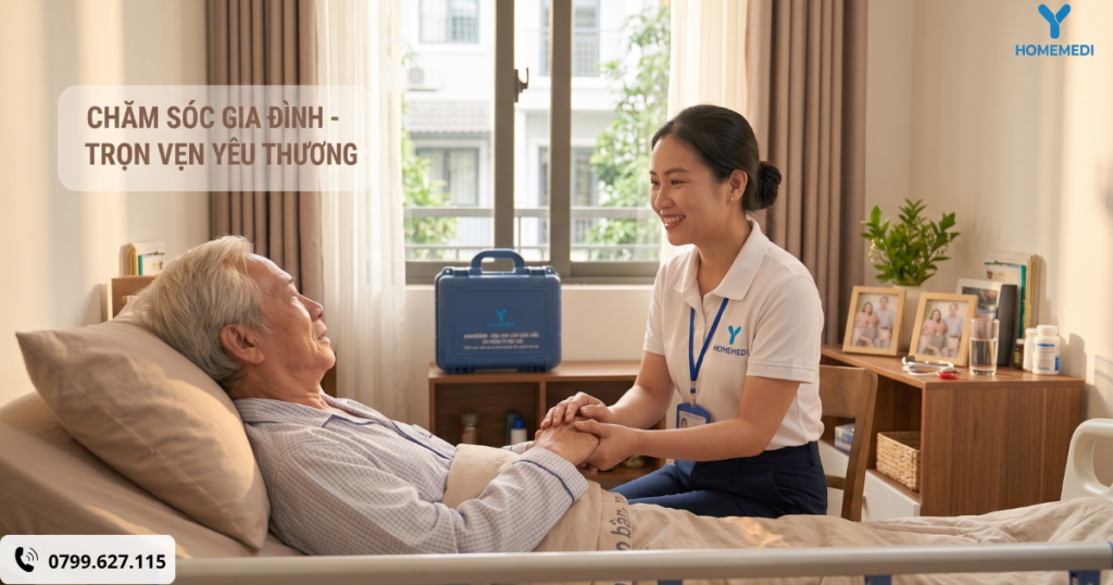 Bác sĩ gia động HomeMedi đang ân cần trò chuyện, nắm tay động viên tinh thần cụ ông lớn tuổi