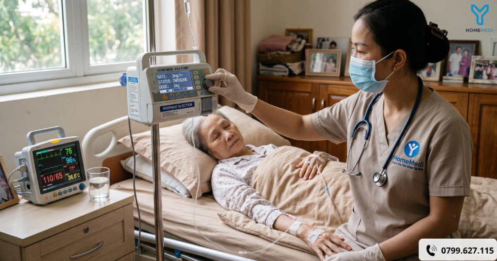 Cận cảnh Bác sĩ HomeMedi đang theo dõi sinh hiệu và nhẹ nhàng điều chỉnh máy truyền dịch